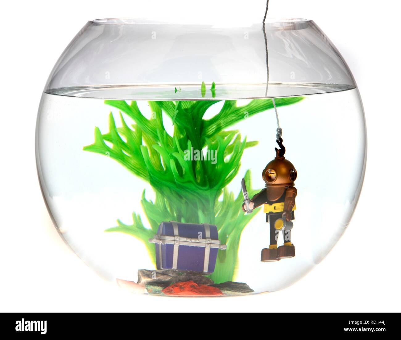 Spielzeug Tiefsee Taucher mit einer Schatztruhe in einem Goldfischglas, Abbildung Stockfoto