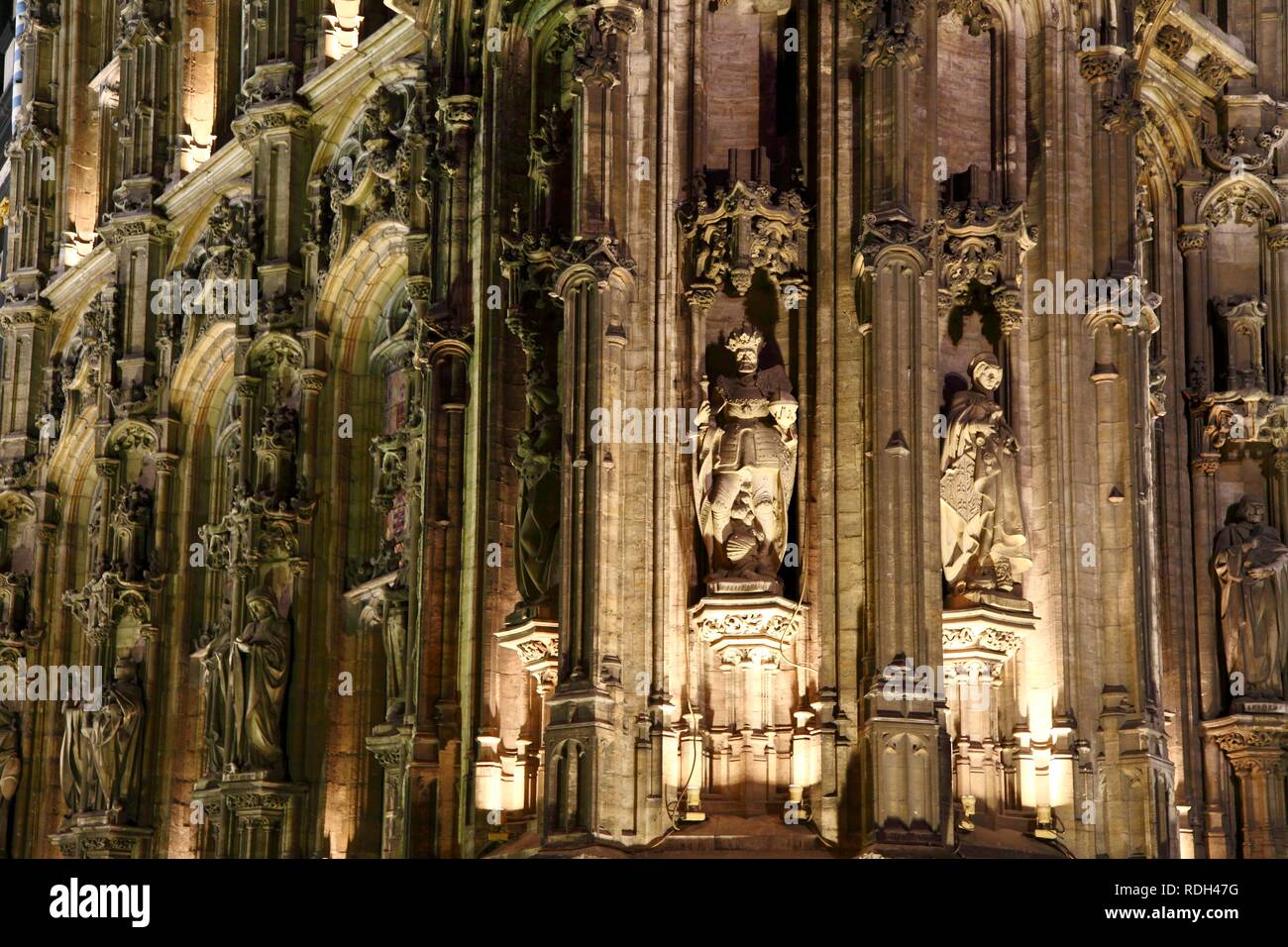 Figuren an der Fassade der Stadthuis historisches Rathaus, Gent ...