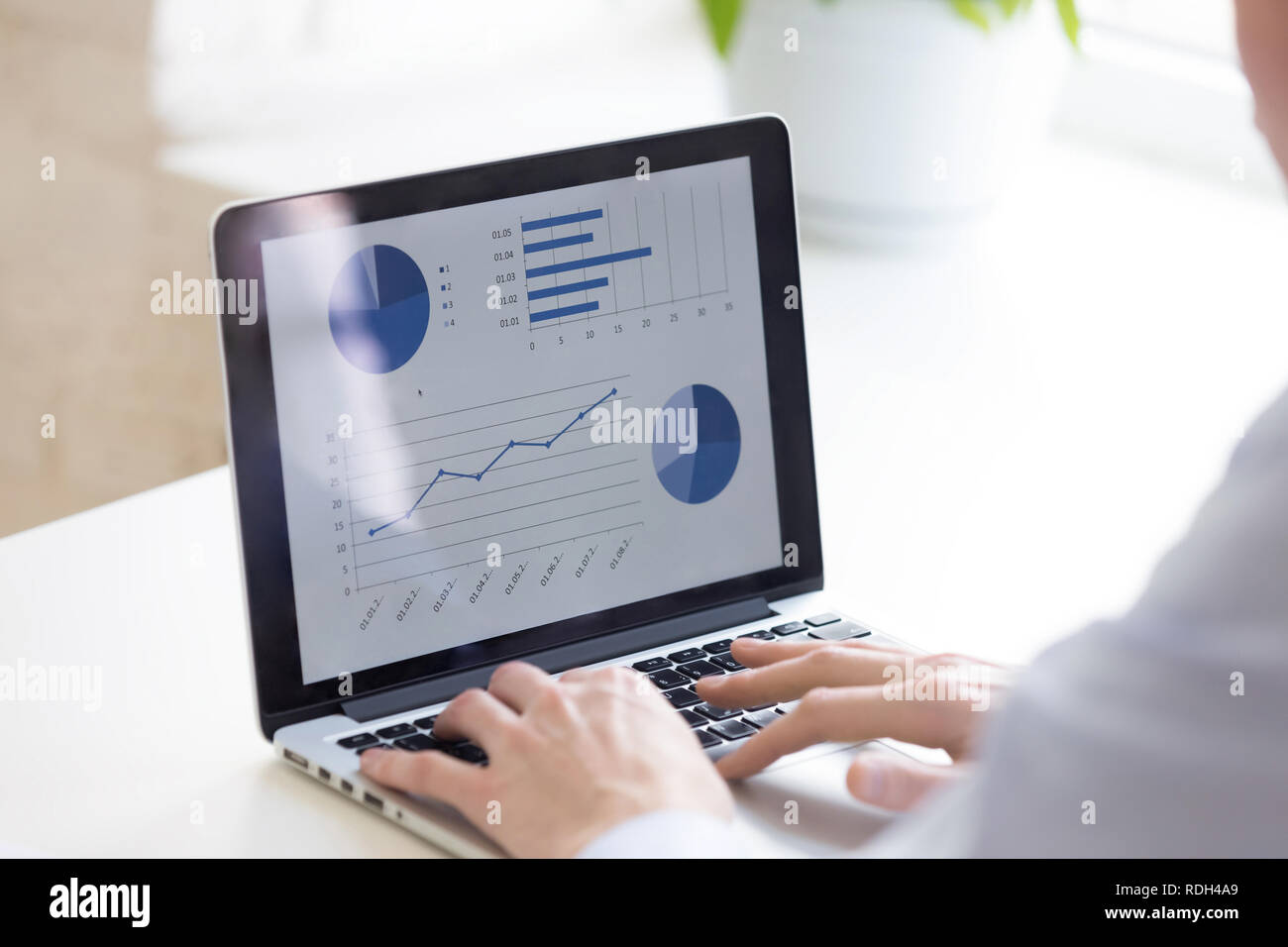 Nahaufnahme, Geschäftsmann mit Laptop, analysieren Unternehmensstatistik Stockfoto