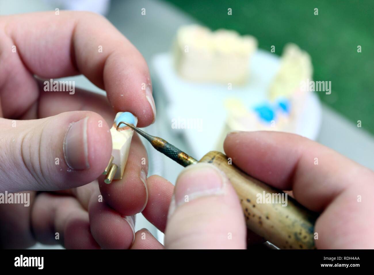 Dental Labor, Herstellung von Zahnersatz durch ein Handwerksmeister, Modellierung der Kante einer Krone mit Präzision Wachs Stockfoto