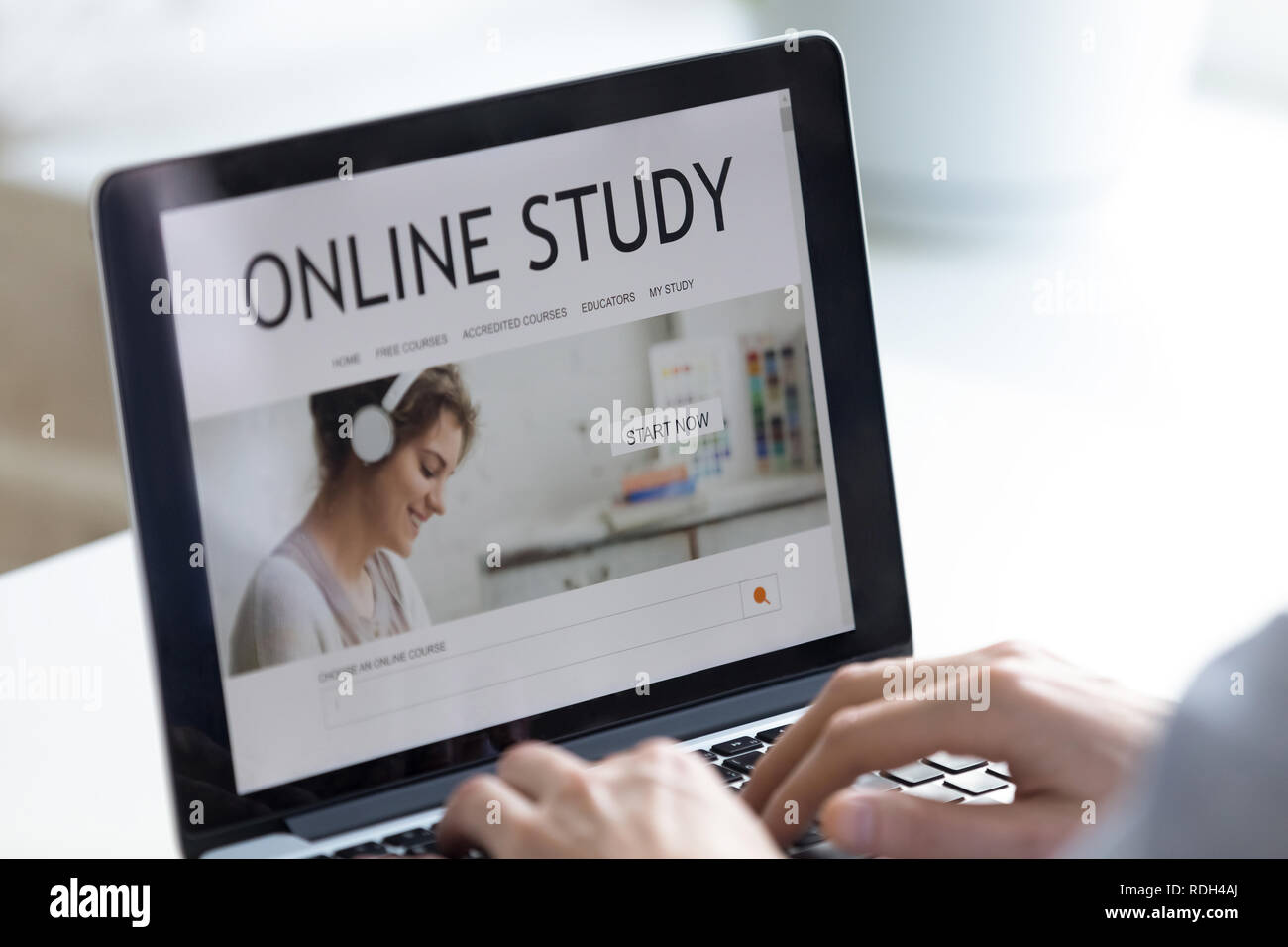 Nahaufnahme der Mann mit Laptop, surfen Fernunterricht website Stockfoto