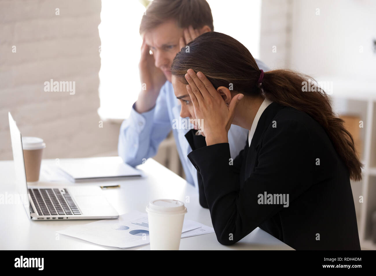 Schockiert, Geschäftsmann und Geschäftsfrau, die schlechten Nachrichten Stockfoto