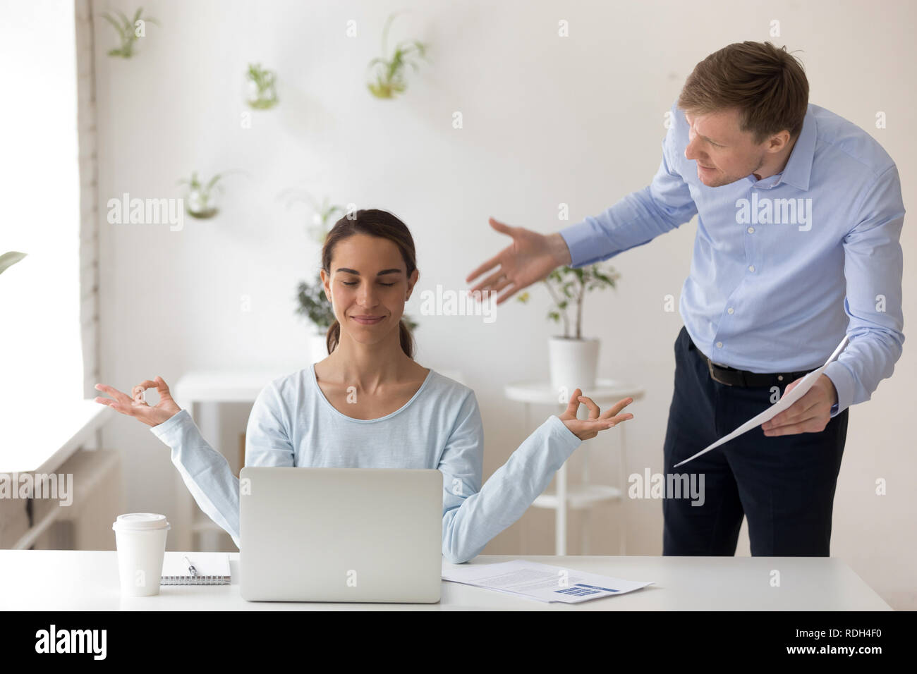 Geschäftsfrau meditieren am Arbeitsplatz, ohne Arbeit und annoyin Stockfoto