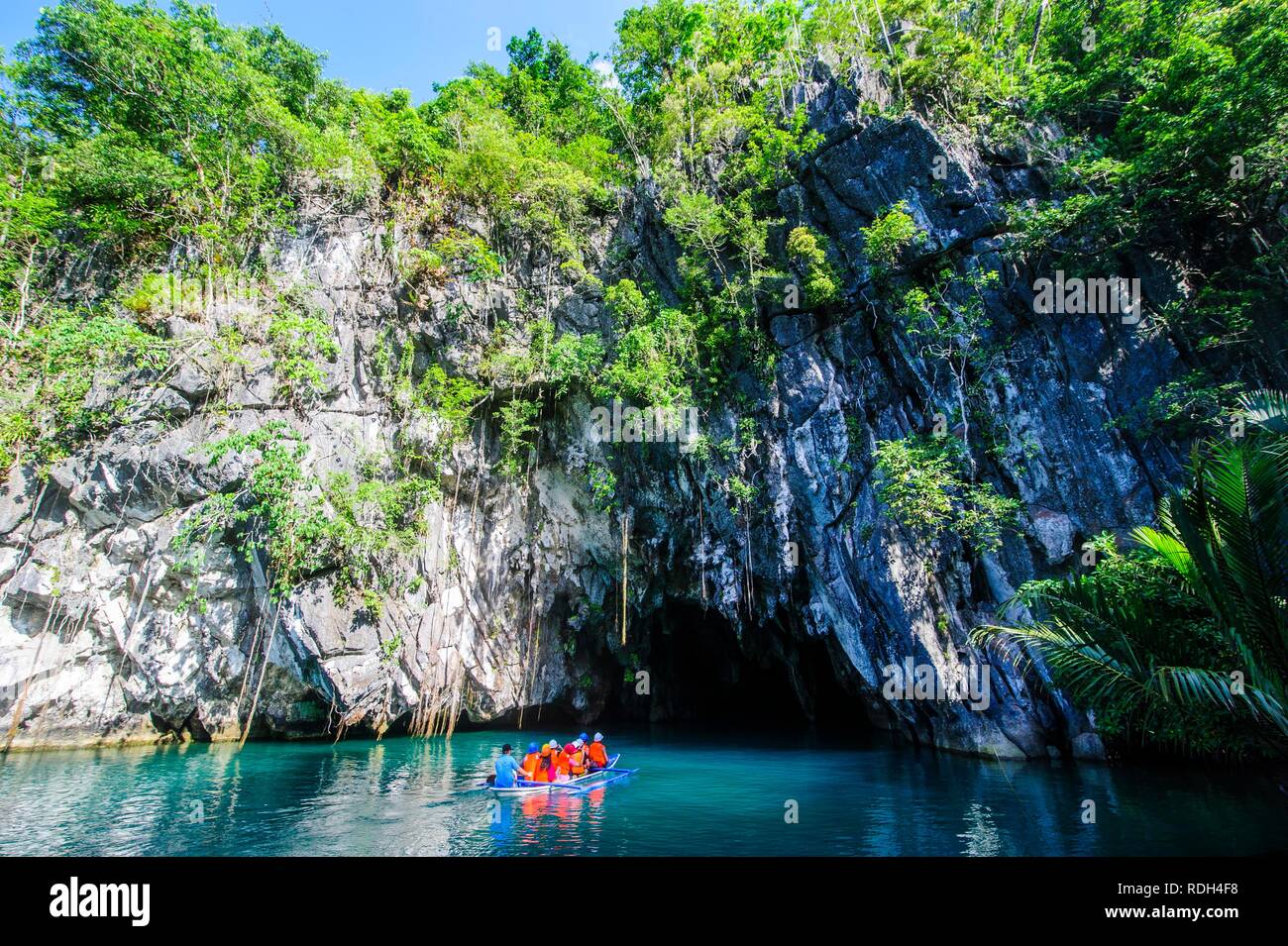 Touristenboot in Puerto Princessa Felsen Höhlen und unterirdischen Fluss, Palawan, Philippinen Stockfoto