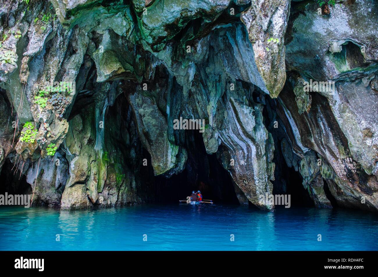Touristenboot in Puerto Princessa Felsen Höhlen und unterirdischen Fluss, Palawan, Philippinen Stockfoto