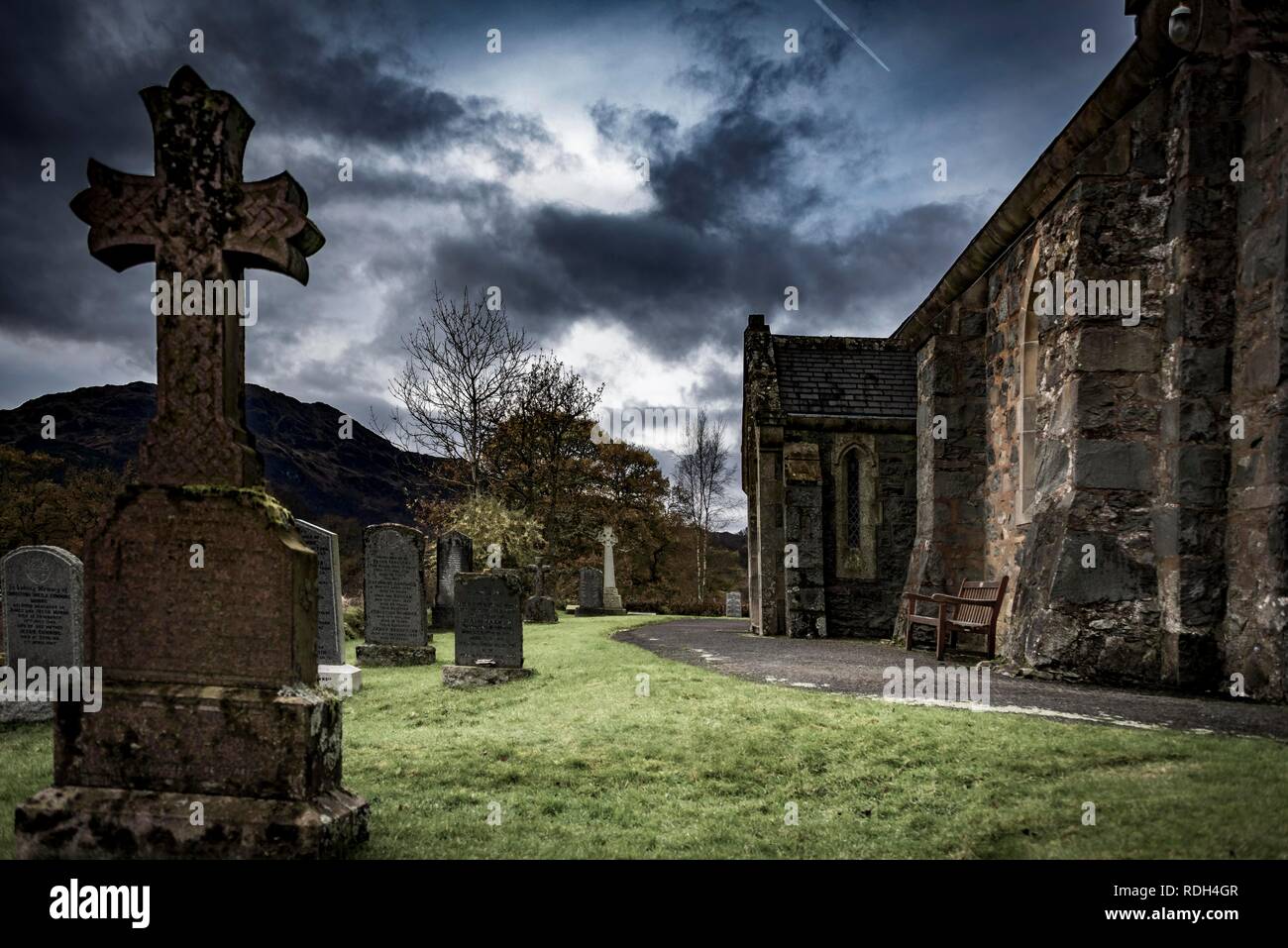 Kirche St. Johannes mit Friedhof unter dramatischen Himmel, Kinlochleven, Glen Coe, West Highlands, Schottland, Vereinigtes Königreich Stockfoto