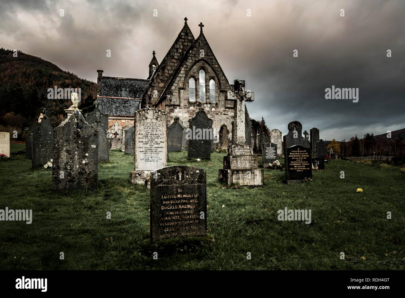 Kirche St. Johannes mit Friedhof unter dramatischen Himmel, Kinlochleven, Glen Coe, West Highlands, Schottland, Vereinigtes Königreich Stockfoto