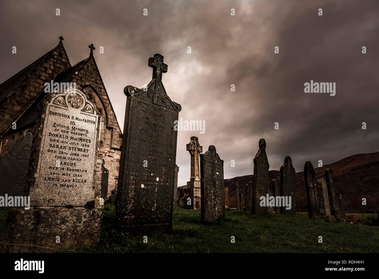 Kirche St. Johannes mit Friedhof unter dramatischen Himmel, Kinlochleven, Glen Coe, West Highlands, Schottland, Vereinigtes Königreich Stockfoto