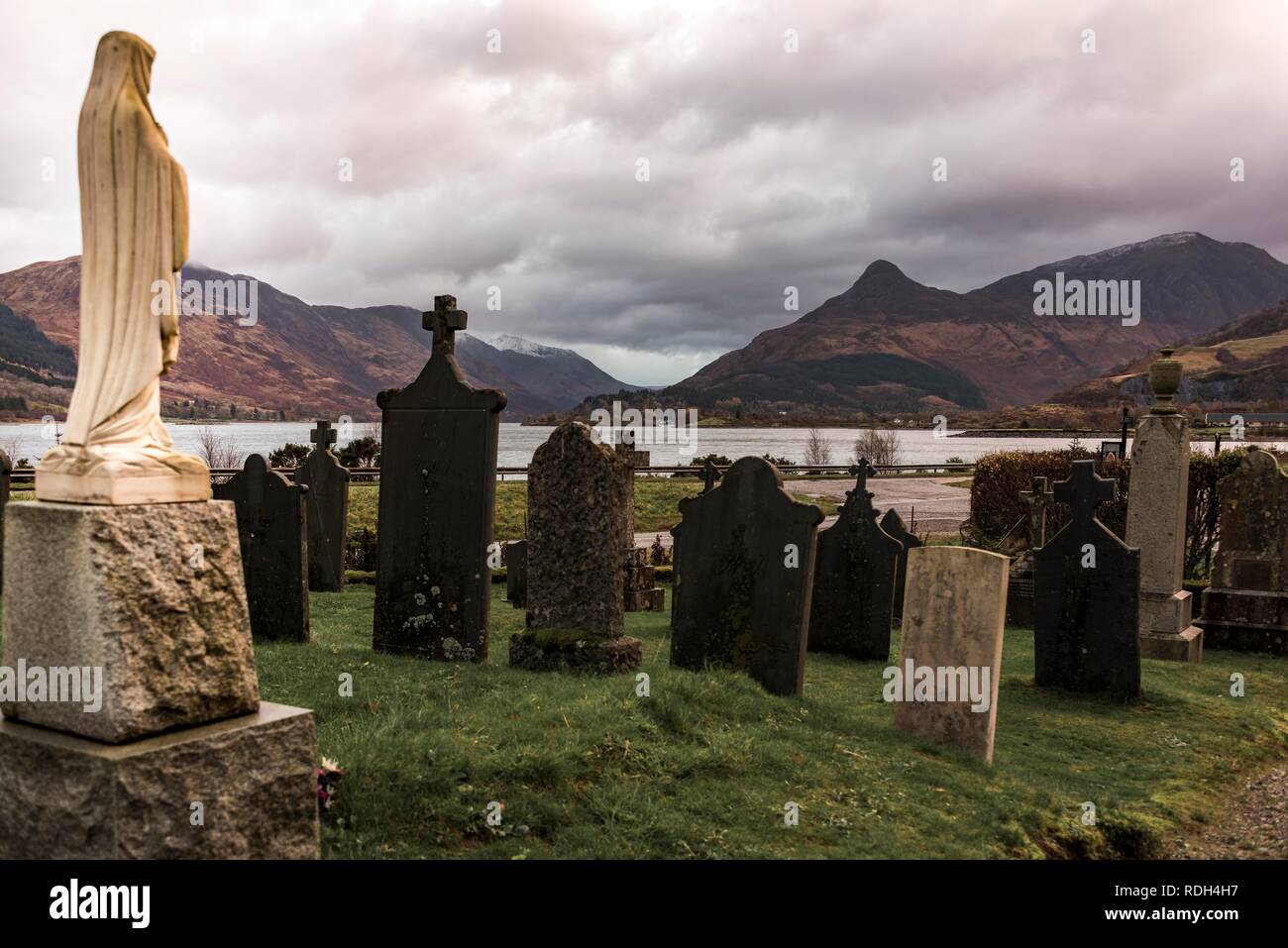 Kirche St. Johannes mit Friedhof unter dramatischen Himmel, Kinlochleven, Glen Coe, West Highlands, Schottland, Vereinigtes Königreich Stockfoto