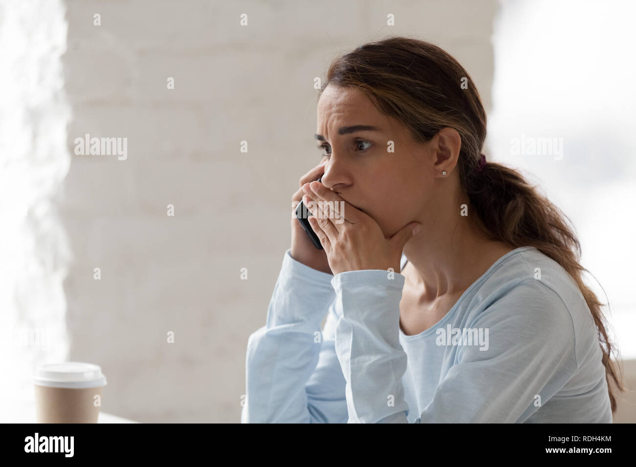 Erschrocken schockiert Frau am Telefon sprechen, die schlechten Nachrichten Stockfoto