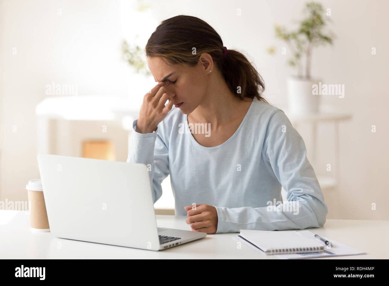 Verärgert Frau Gefühl nach langen Stunden computer Arbeit müde Stockfoto