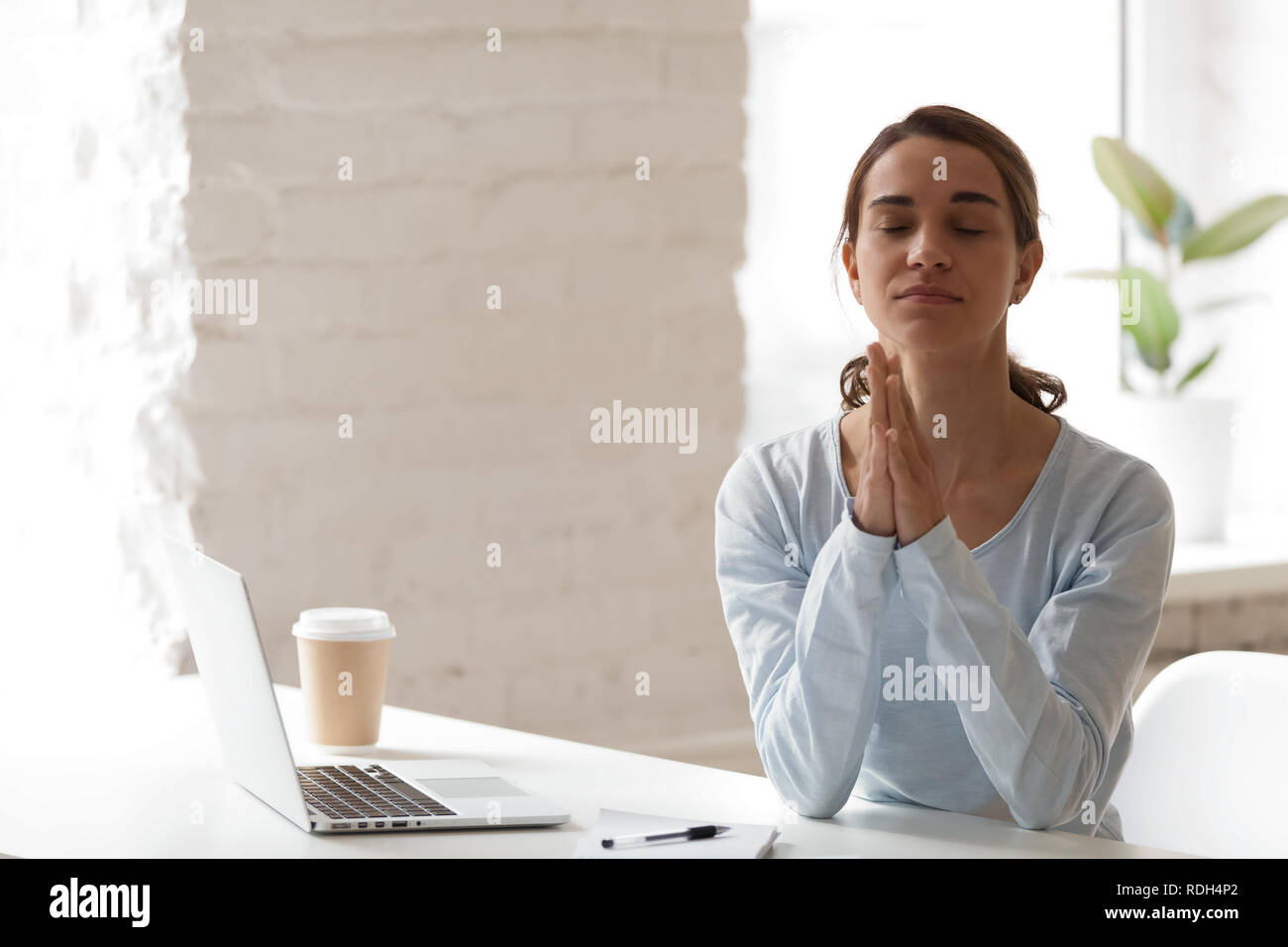 Geschäftsfrau Hände zusammen in Gebet, Meditation, Entspannung Stockfoto