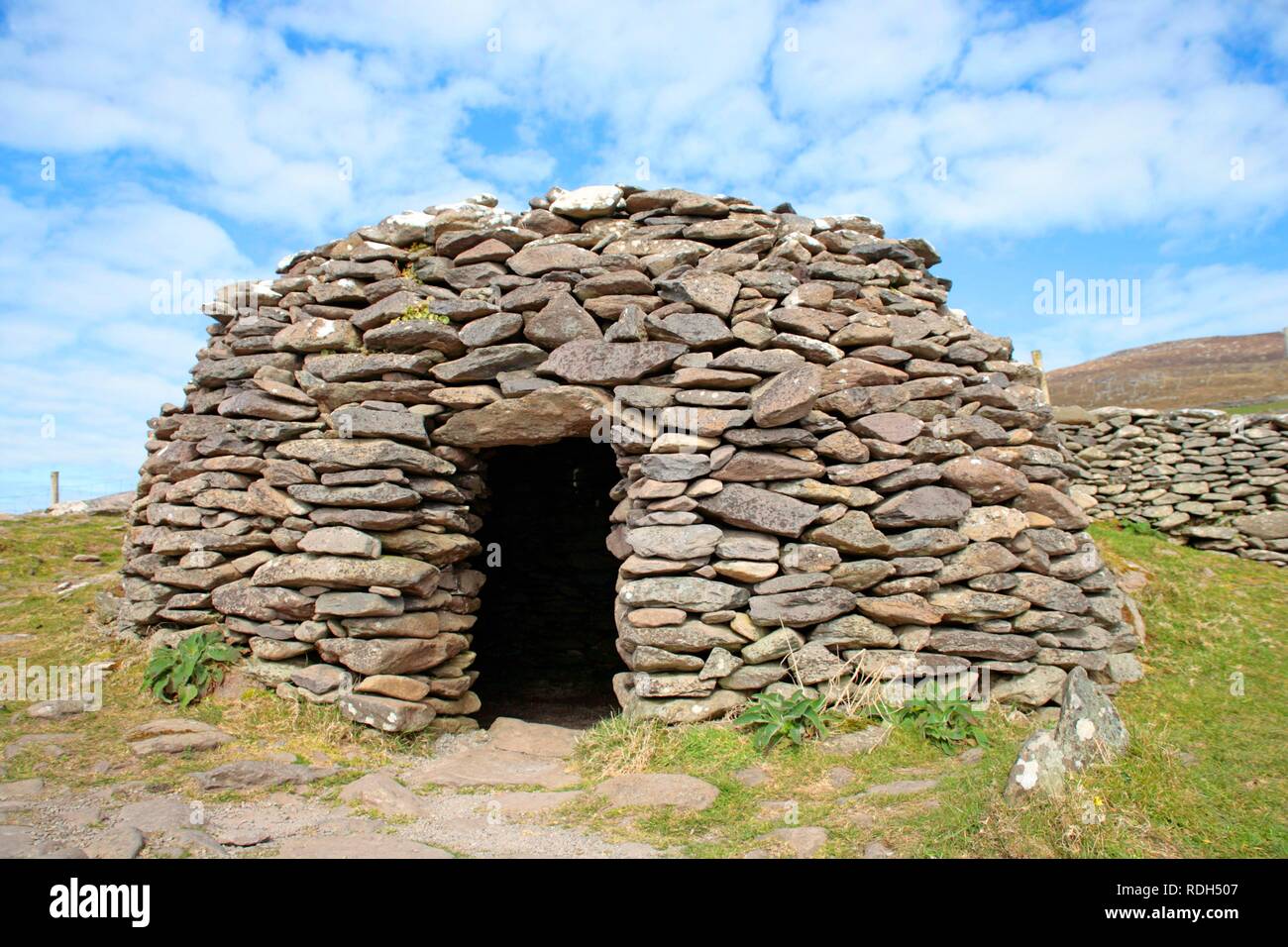 Bee-Hive geformte Keltischen Hütte aus Stein, Halbinsel Dingle, Irland, Europa Stockfoto