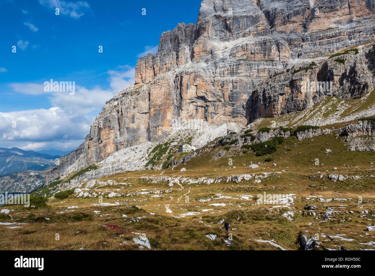 Männliche Bergsteiger am Klettersteig in der atemberaubenden Landschaft der Dolomiten in Italien. Reisen Abenteuer Konzept. Stockfoto