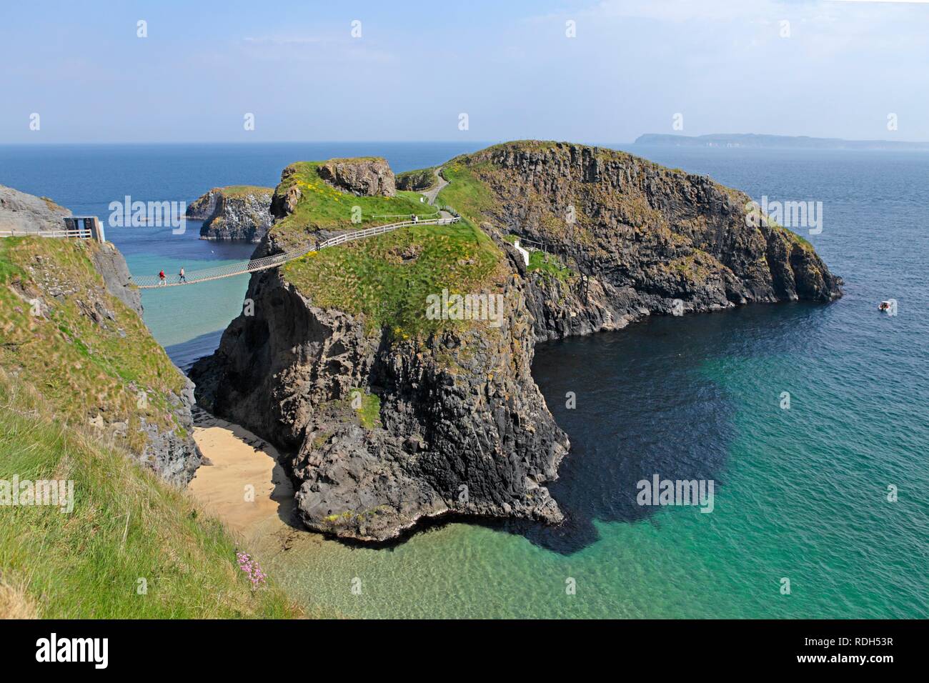 Carrick-a-Rede rope bridge und Insel, County Antrim, Nordirland, Europa Stockfoto