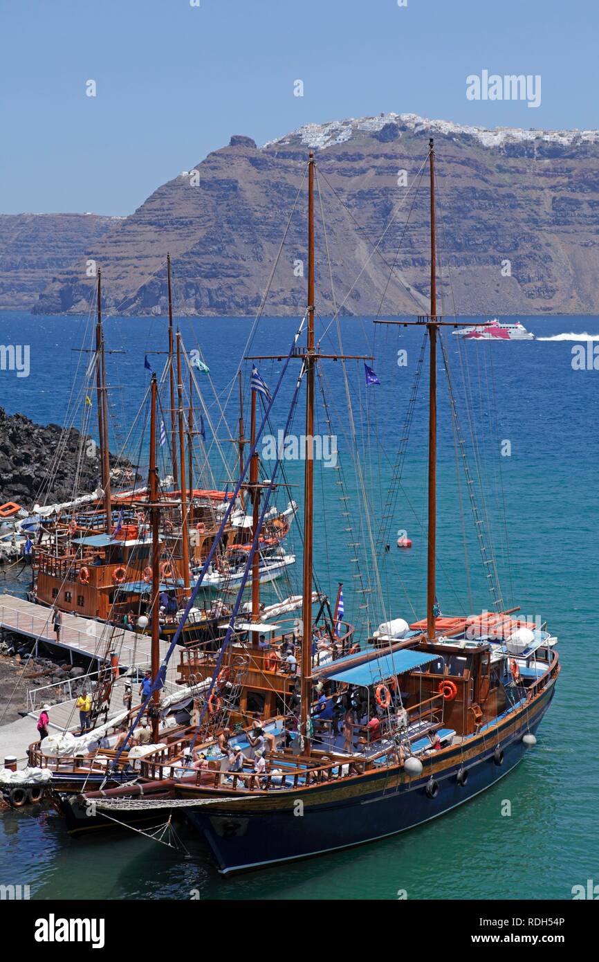 Hafen von der Vulkaninsel Nea Kameni, in der Rückseite Thira, Santorini, Kykladen, Ägäis, Griechenland, Europa Stockfoto