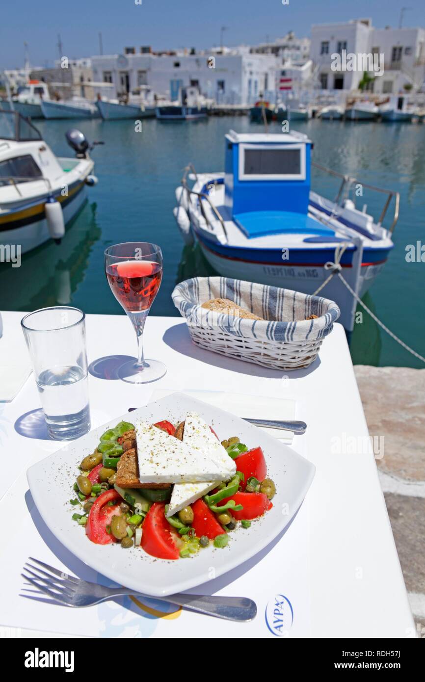 Set Table, restaurant am Hafen, Naoussa, Paros, Kykladen, Ägäis, Griechenland, Europa Stockfoto