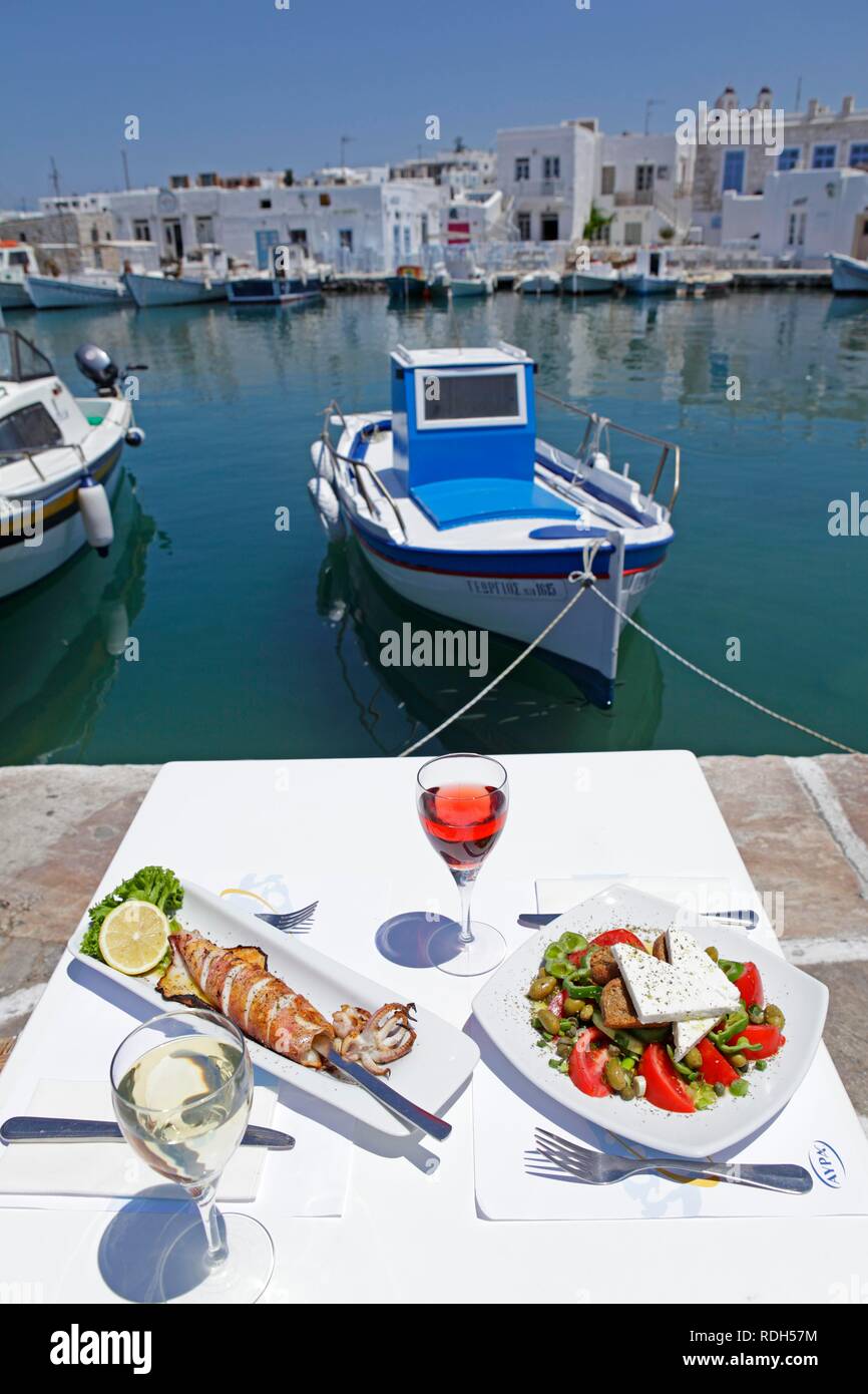 Set Table, restaurant am Hafen, Naoussa, Paros, Kykladen, Ägäis, Griechenland, Europa Stockfoto