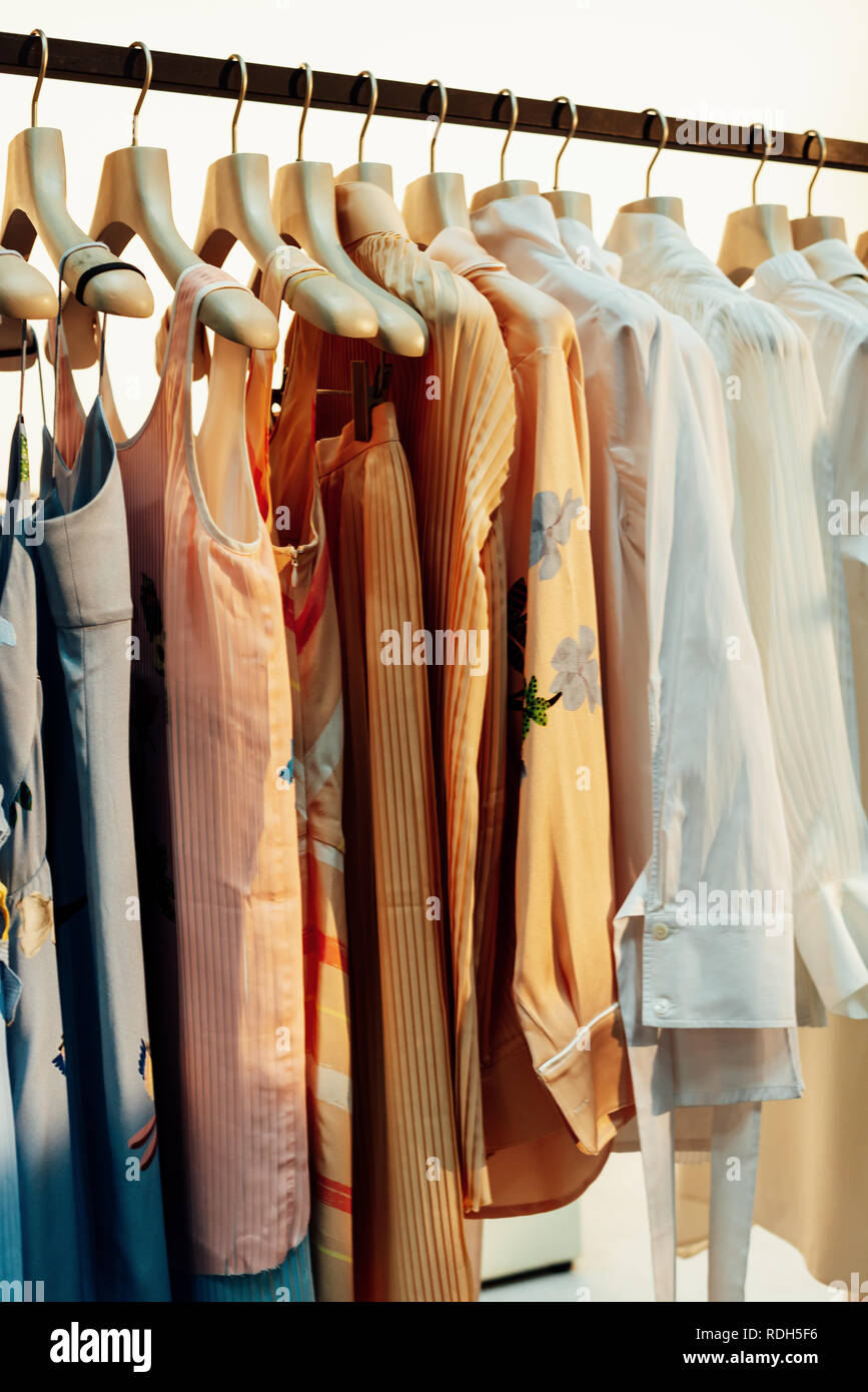 Pastellfarben stricken leichte Sommerkleider auf weißem Kleiderbügel  Fashion Concept Stockfotografie - Alamy