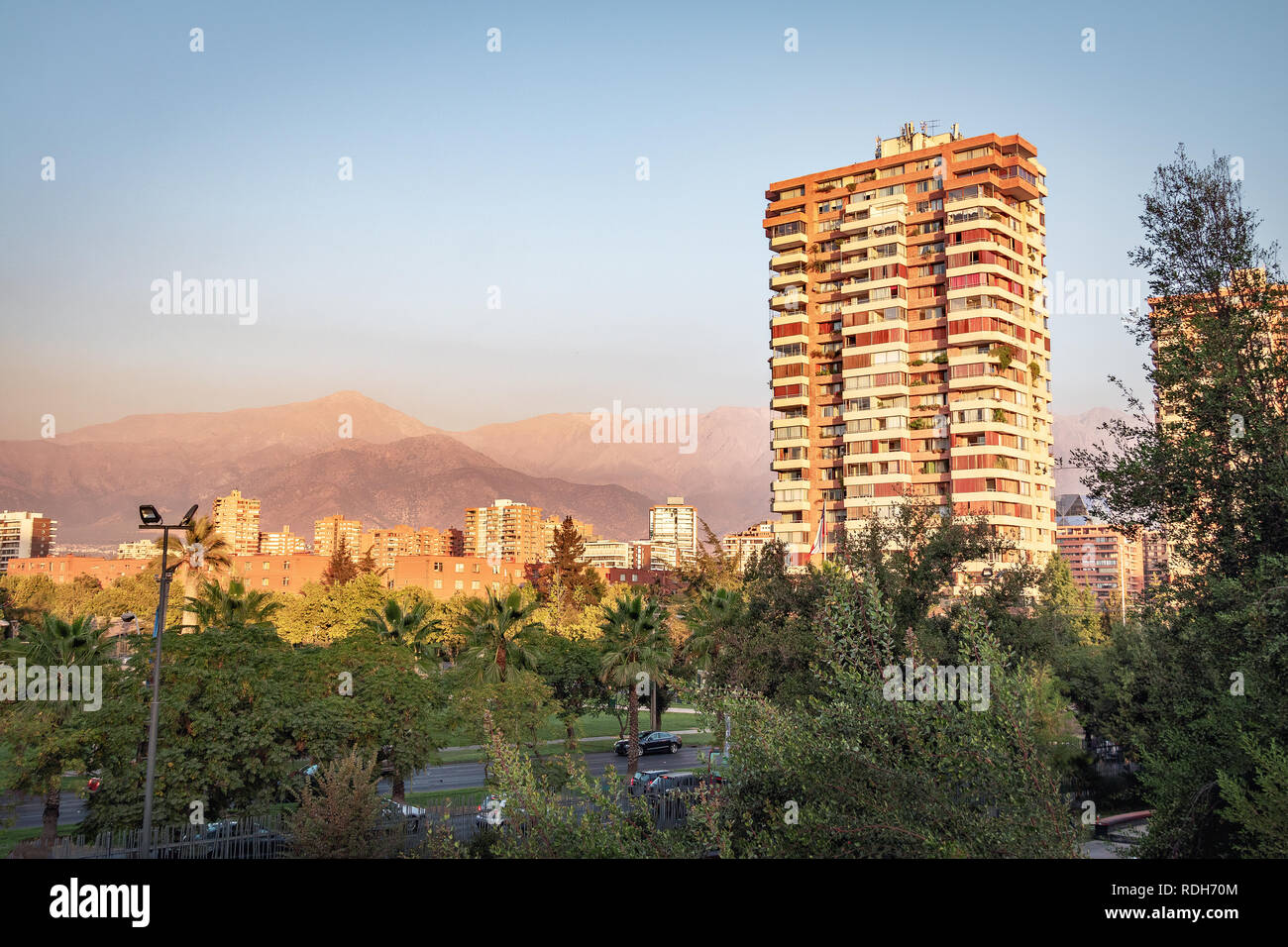 Las Condes Nachbarschafts- und Anden im Hintergrund - Santiago, Chile Stockfoto