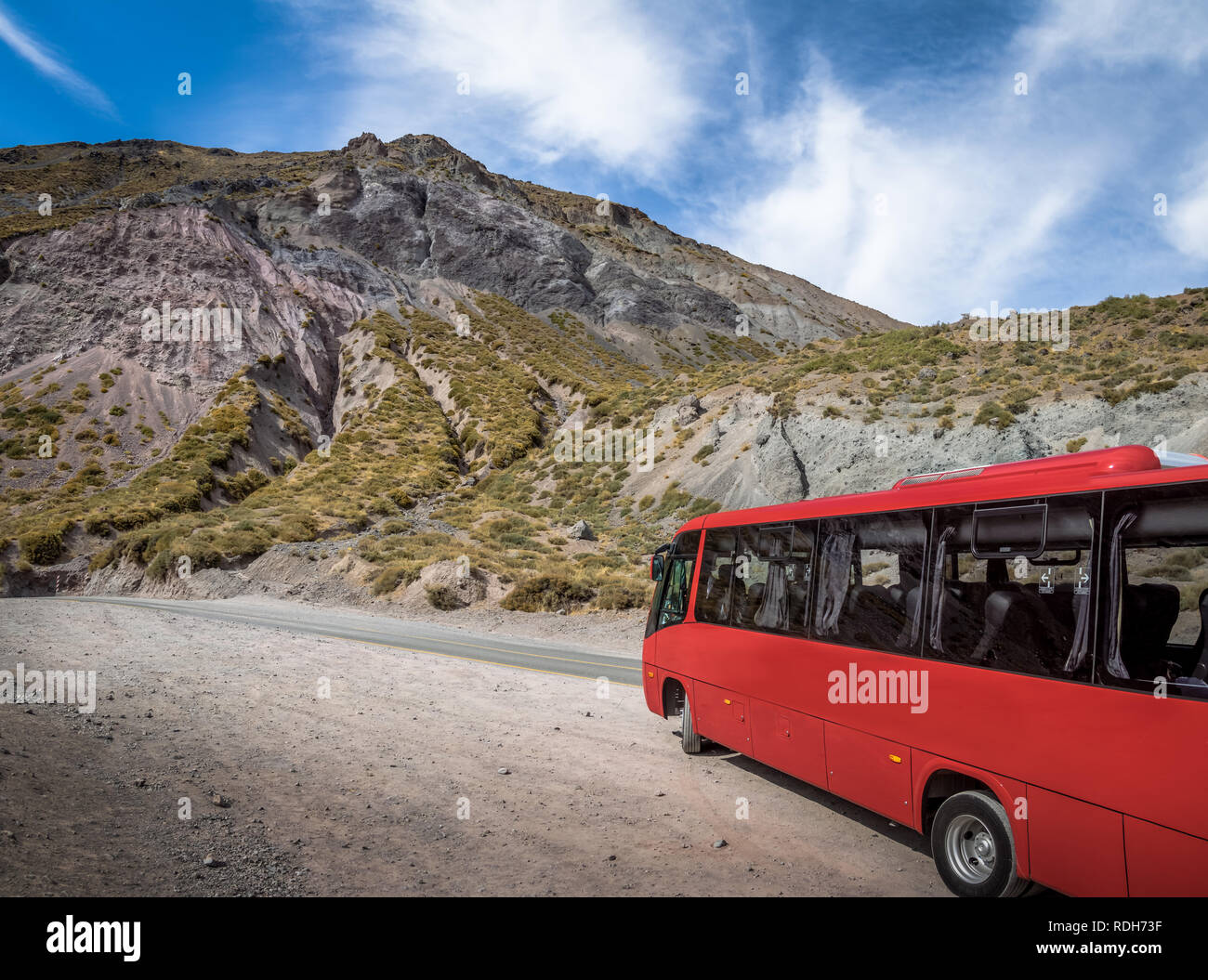 Red Bus auf einer Straße am Cajon del Maipo Canyon - Chile Stockfoto