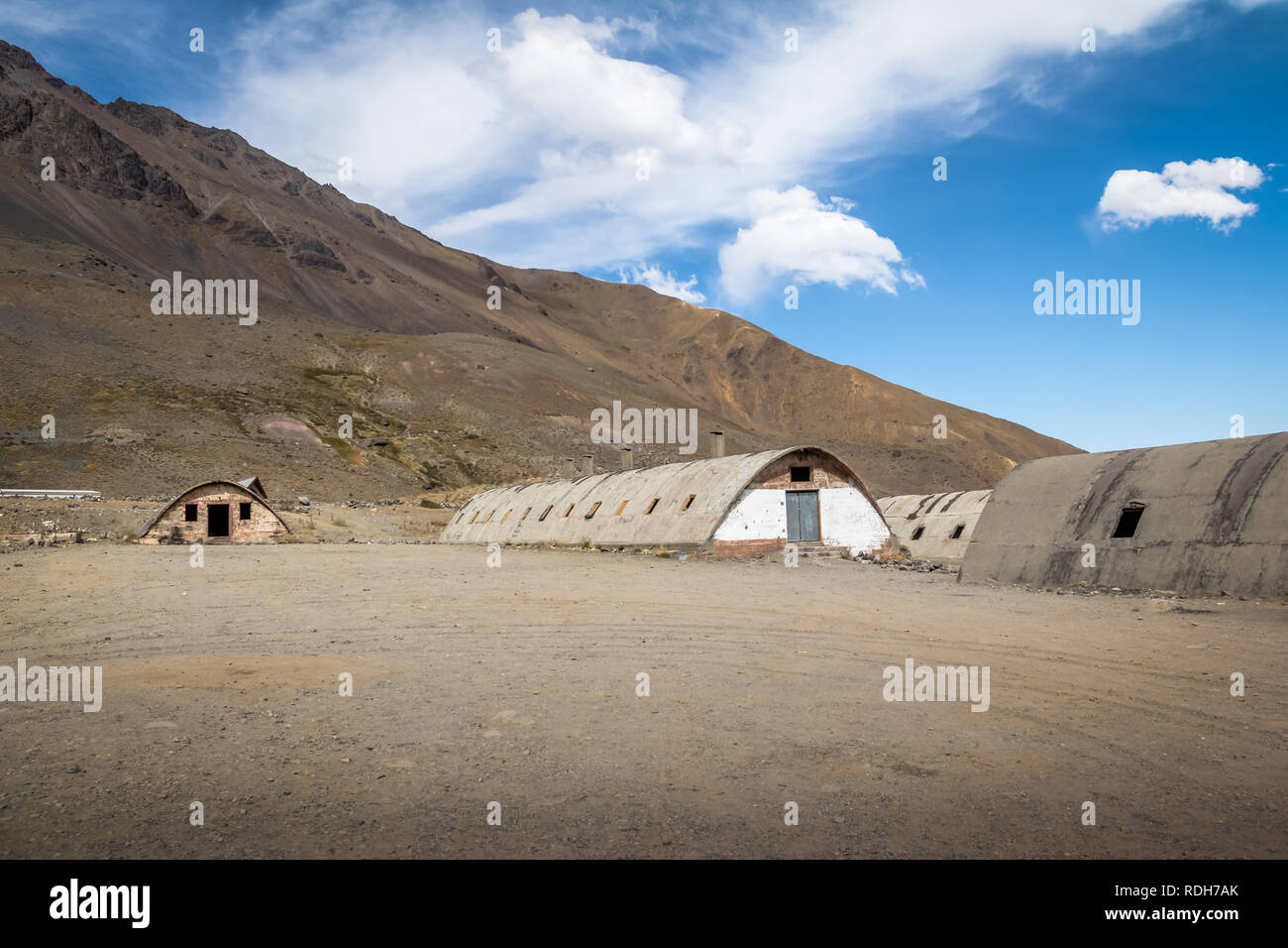 Las Cascaras alte Ruinen aus dem Bau von Quebrada El Jao Damm am Cajon del Maipo, Chile Stockfoto