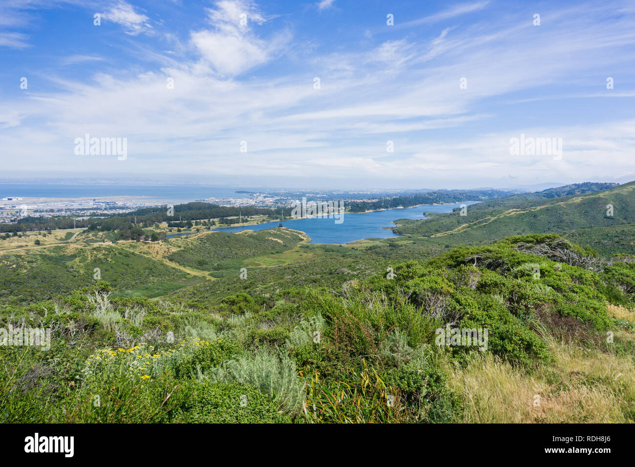 Blick auf San Andreas Behälter; die Städte San Francisco Bay im Hintergrund, Kalifornien Stockfoto