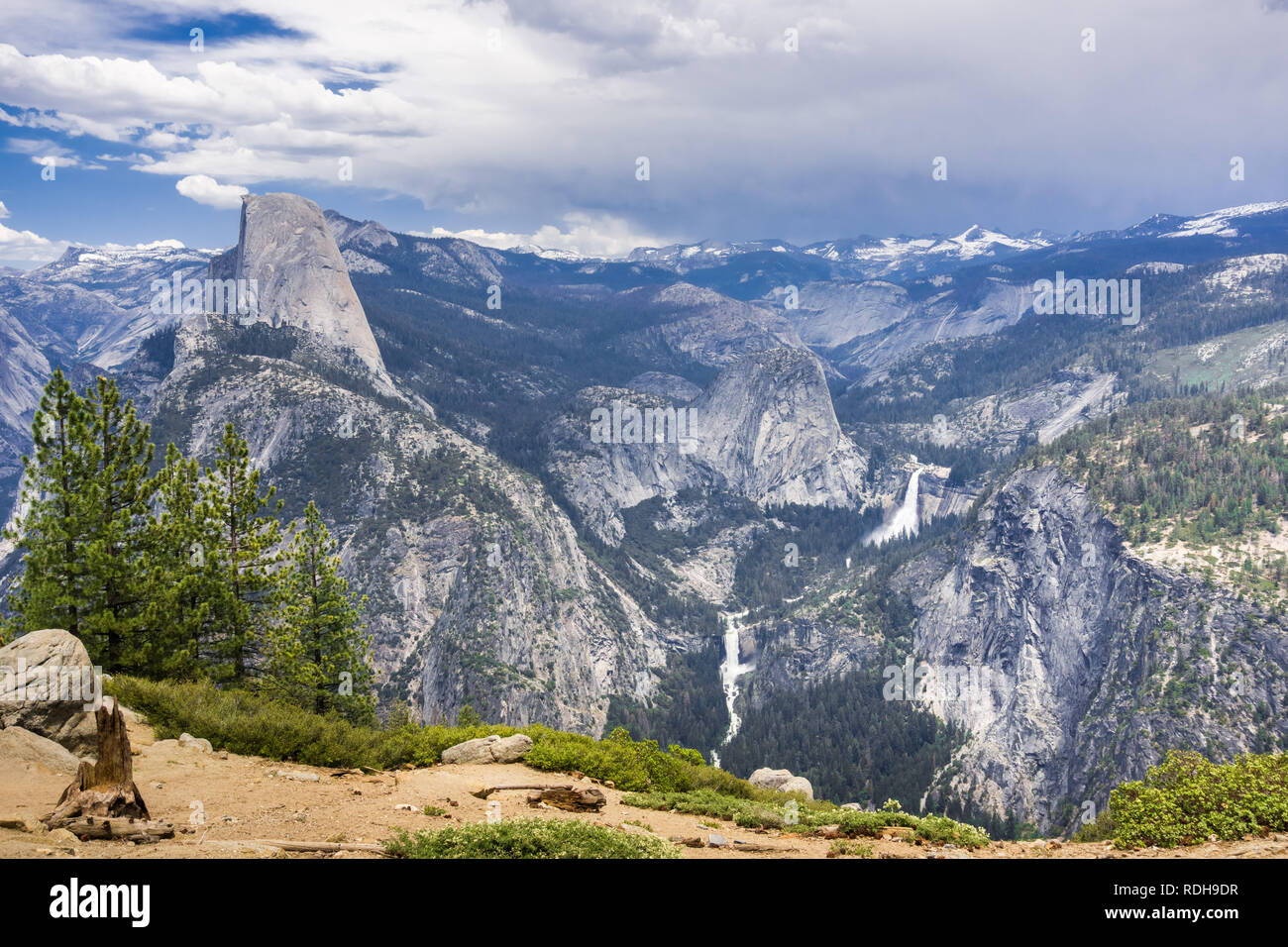 Blick auf den Half Dome und der Nebel trail Wasserfälle, Yosemite National Park, Kalifornien Stockfoto