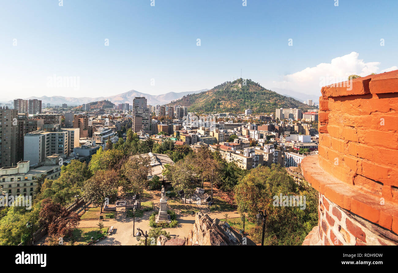 Luftaufnahme von Santiago aus Mirador Turm bei Santa Lucia Hill mit San Cristobal Hügel auf Hintergrund - Santiago, Chile Stockfoto