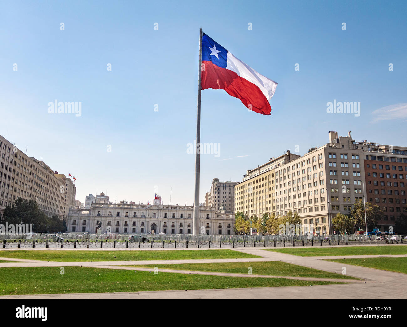 La Moneda Palace und Bicentenario chilenischer Flagge - Santiago, Chile Stockfoto