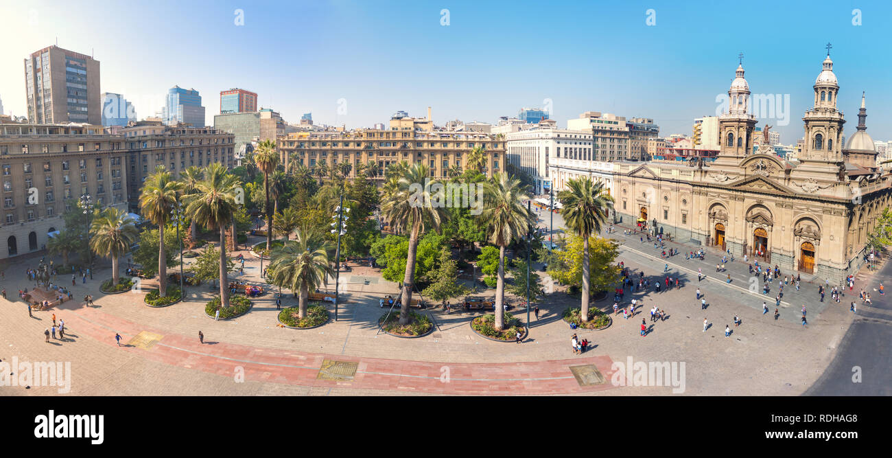 Panoramablick auf das Luftbild von Plaza de Armas Square und der Metropolitan Kathedrale Santiago - Santiago, Chile Stockfoto