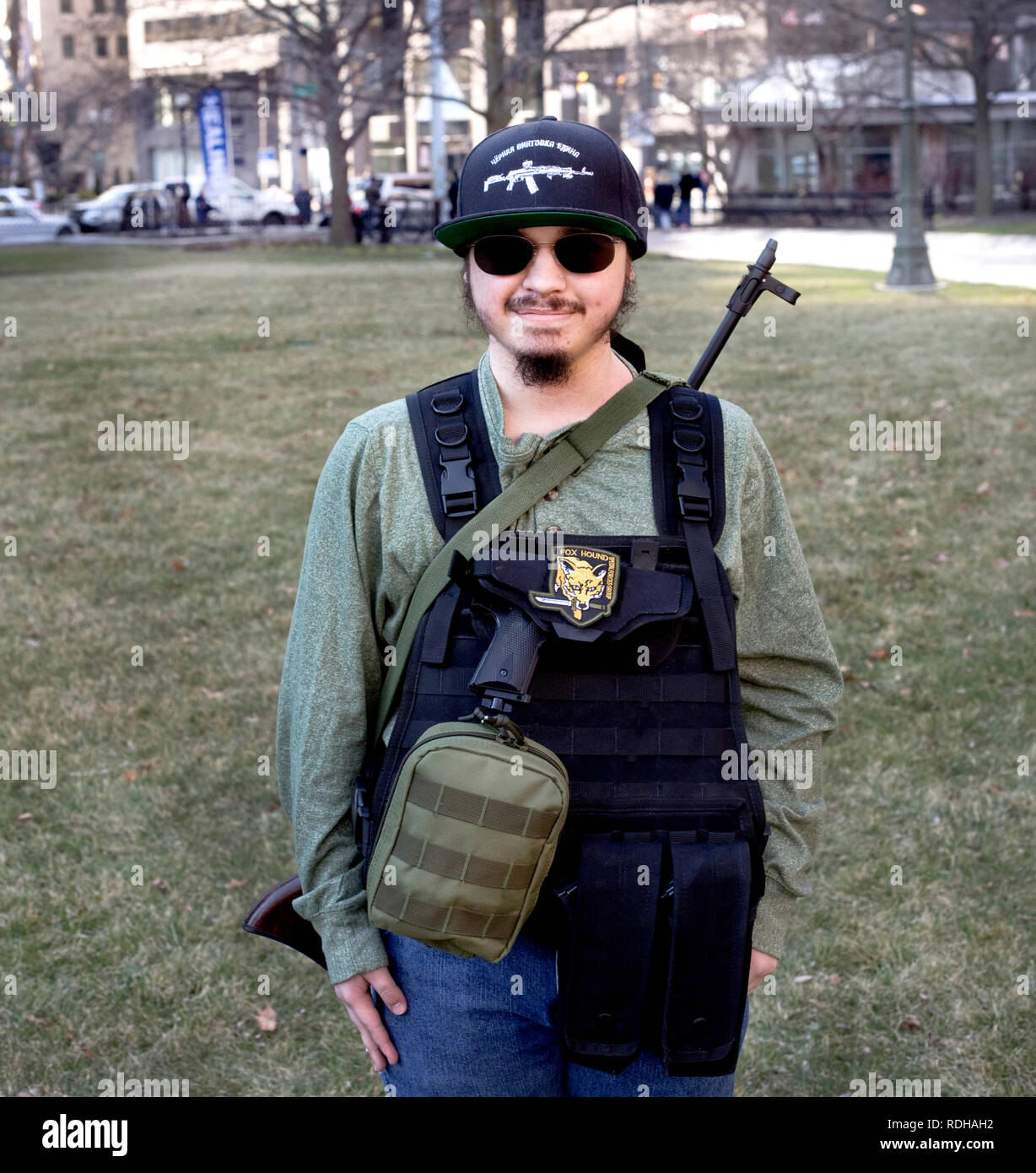 Ein junger Mann, bewaffnet mit legalen Waffen an eine Pistole rechte Kundgebung. Stockfoto