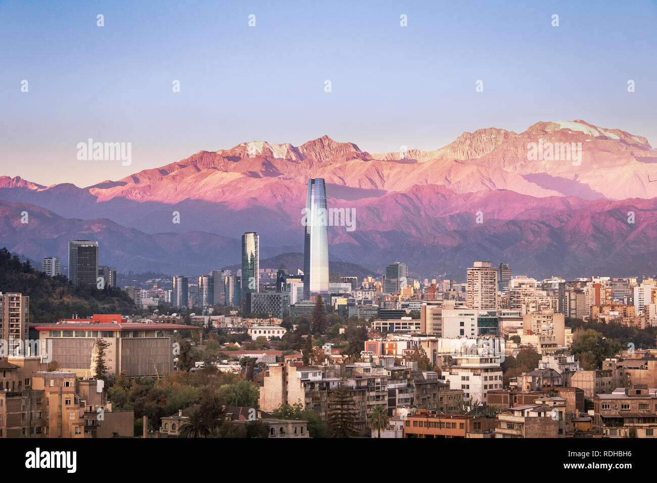 Aaerial Blick auf Santiago Skyline bei Sonnenuntergang mit Costanera Wolkenkratzer und Anden - Santiago, Chile Stockfoto