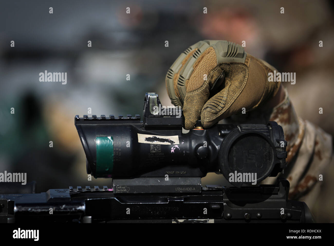 5. US-Flotte EINSATZGEBIET (Jan. 16, 2018) eine Flotte Anti-terror-Security Team, Central Command (FASTCENT), Marine kalibriert seine Optik während der Schlacht Anblick zeroing Bereich training Waffen zu kalibrieren und zu erhalten Mission bereit. FASTCENT bietet Expeditionary antiterrorism und Sicherheitskräfte, Botschaften, Konsulate und andere lebenswichtige nationale Vermögenswerte in der ganzen Region. (U.S. Marine Corps Foto von Sgt. Aaron S. Patterson) Stockfoto 5. US-Flotte EINSATZGEBIET (Jan. 16, 2018) eine Flotte Anti-terror-Security Team, Central Command (FASTCENT), Marine kalibriert seine Optik während der Schlacht Anblick zeroing Bereich training Waffen zu kalibrieren und zu erhalten Mission bereit. FASTCENT bietet Expeditionary antiterrorism und Sicherheitskräfte, Botschaften, Konsulate und andere lebenswichtige nationale Vermögenswerte in der ganzen Region. (U.S. Marine Corps Foto von Sgt. Aaron S. Patterson) Stockfoto