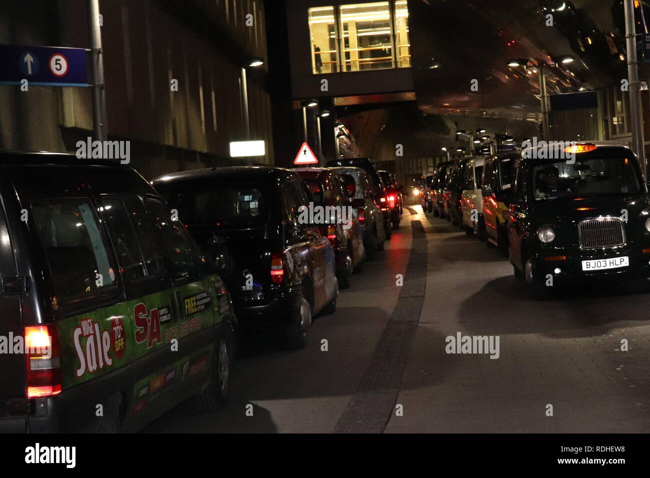 Schwarzen Londoner Taxis Queuing Stockfoto