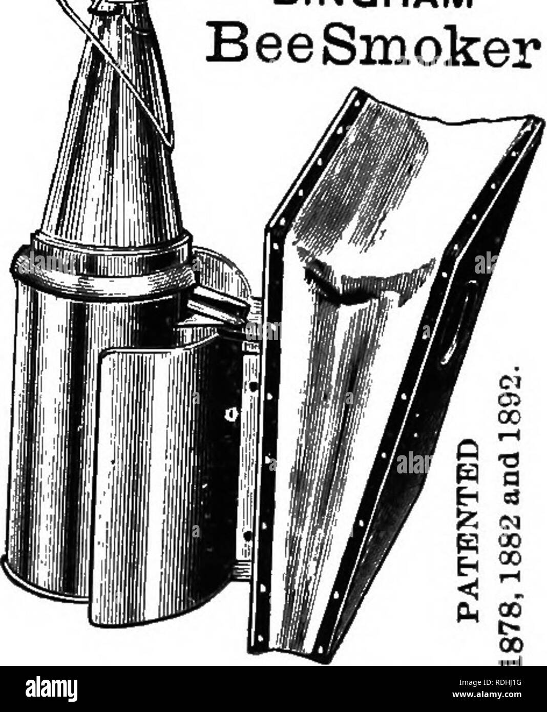 . Die Biene - der Keeper Guide; oder, Handbuch der Imkerei. Bienen. OK, MANUAI, Oif THB BIENENHAUS. 347 besonders wünschenswert, wenn wir zuerst öffnen Sie den Bienenstock der syrischen Bienen. Trockenen Baumwoll - Tuch, eng gewickelt und genäht oder gebunden, oder, besser, Stücke von trockenen, morsches Holz hervorragend für den Zweck des Rauchens sind. Diese sind leicht zu handhaben, und wird für lange Zeit brennen. Aber das Beste von allem ist ein BBI, I, OWS-raucher. Dies ist ein tin Rohr zu einem Blasebalg befestigt. Tuch, Mais, Maiskolben, feuchten Spänen, oder morsches Holz (das hat durch trockene angegriffen worden - Rot ist die beste) können in die Röhre verbrannt werden und bleiben brennen - eine lange Zeit. Die smok Stockfoto