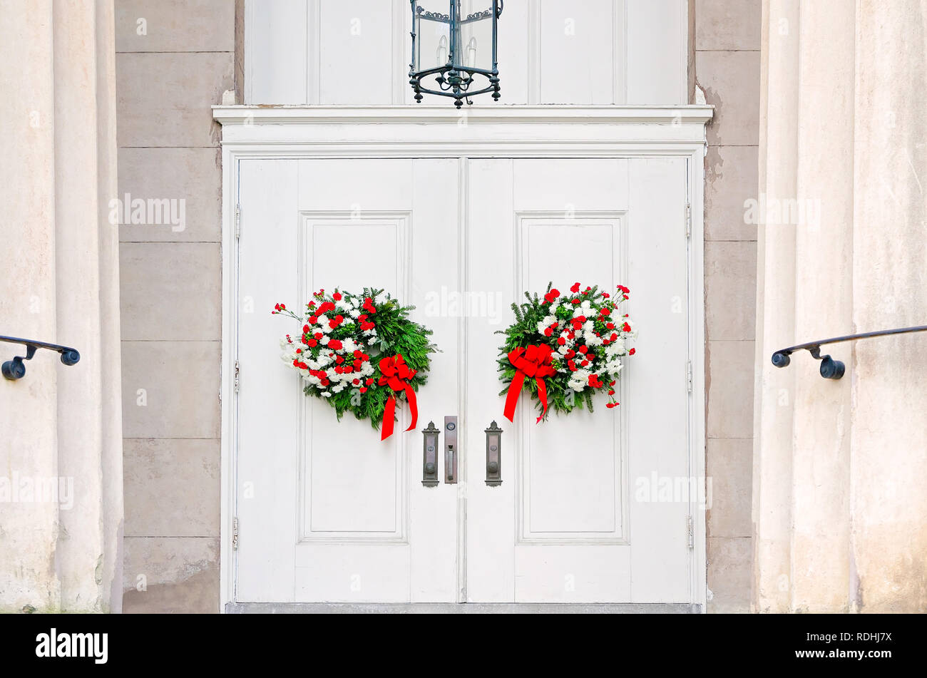 Weihnachten Kranz hängen an den vorderen Türen an der Christ Church Cathedral, Dez. 23, 2018 in Mobile, Alabama. Die Kirche wurde im Jahre 1823 errichtet. Stockfoto