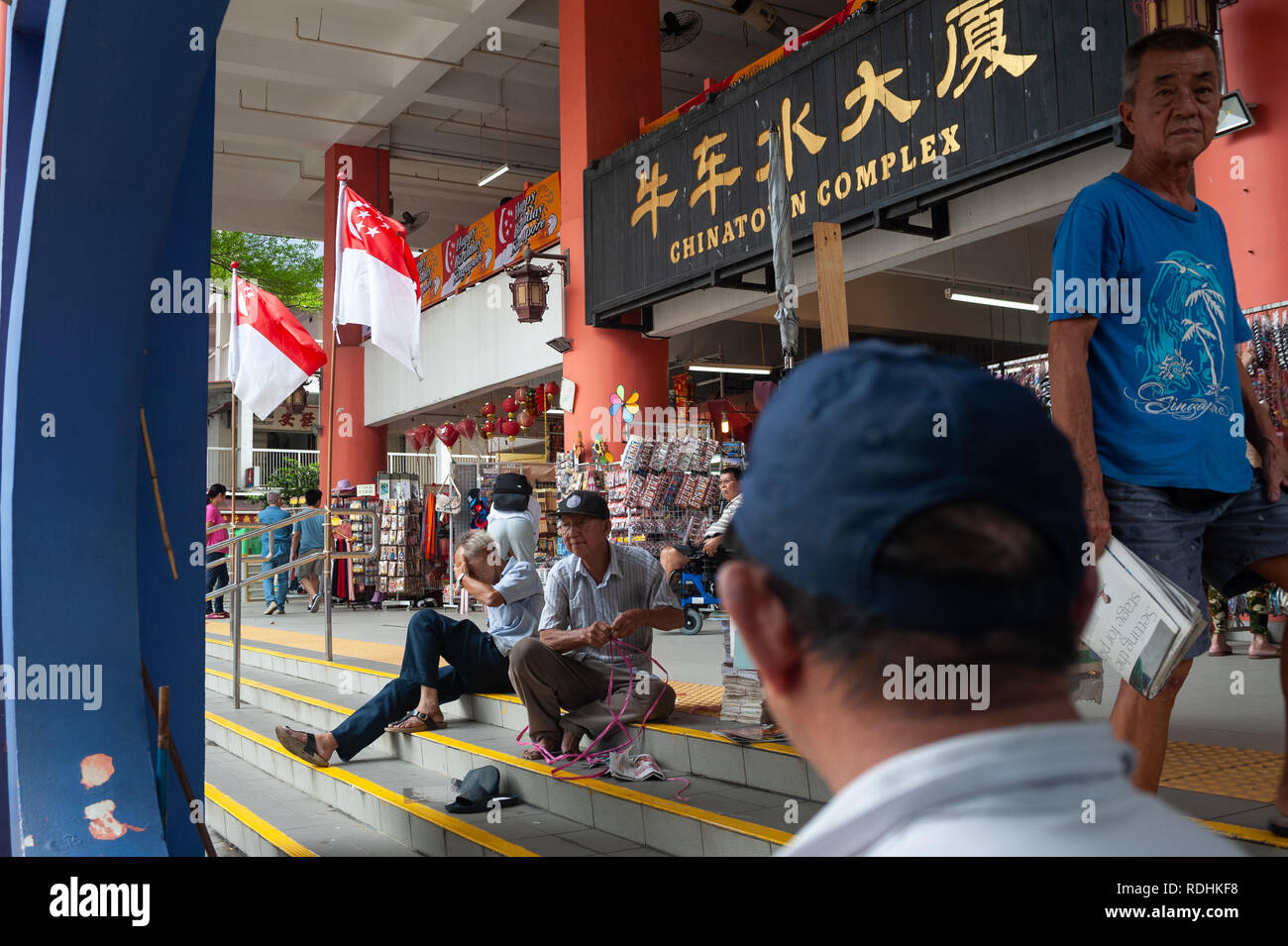 19.07.2018, Singapur, Republik Singapur, Asien - ältere Männer vor dem Chinatown auf Kreta Ayer Square Komplex erfüllen. Stockfoto