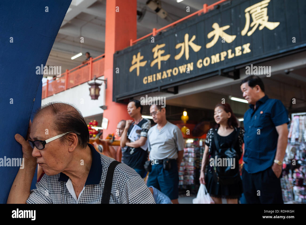 06.01.2018, Singapur, Republik Singapur, Asien - ältere Männer vor dem Chinatown auf Kreta Ayer Square Komplex erfüllen. Stockfoto