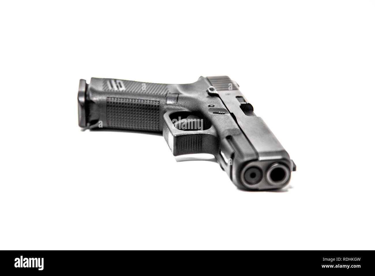 Halbautomatische Pistole schwarz auf weißem Hintergrund Stockfoto