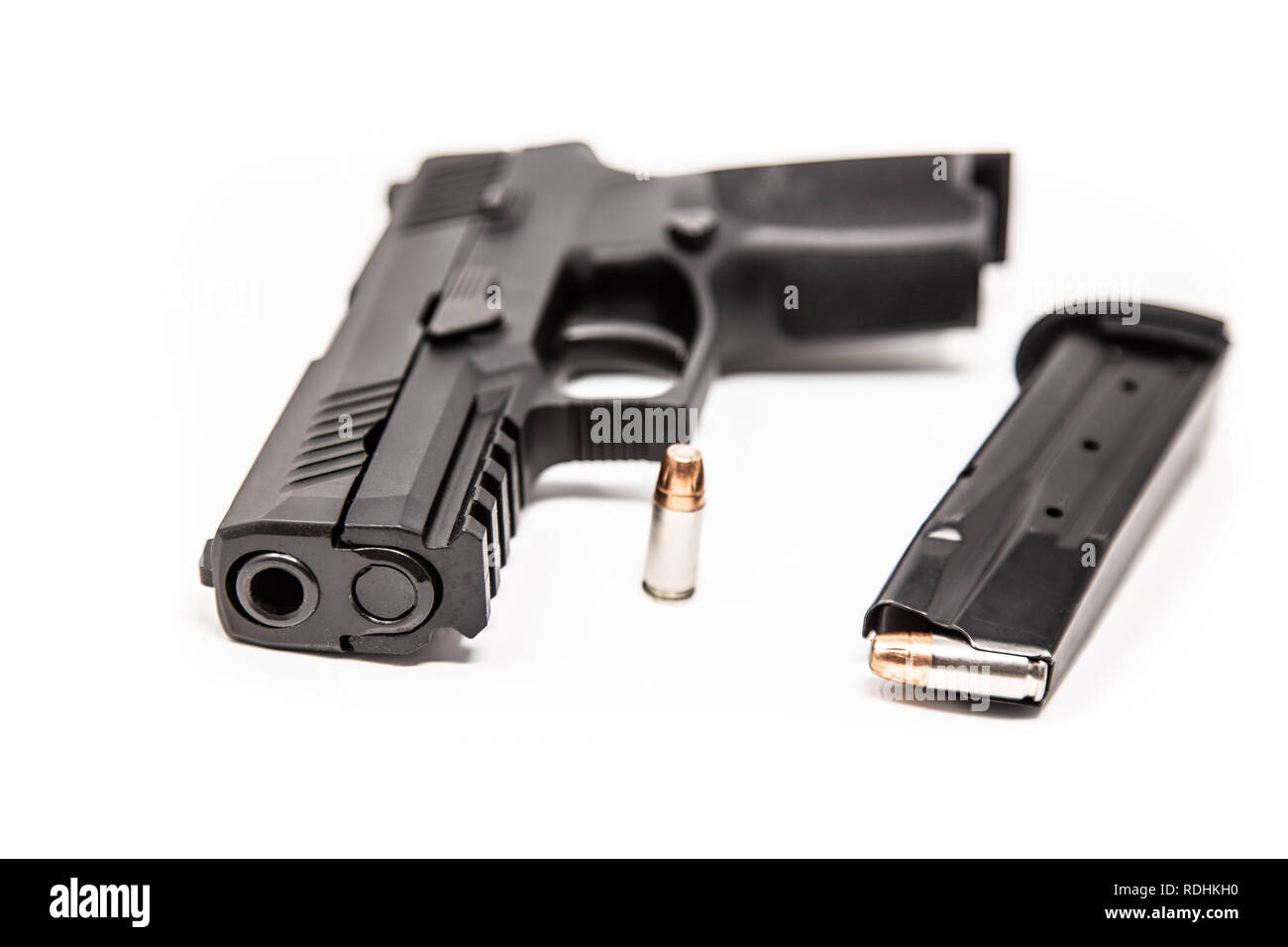 Schwarz halbautomatische Pistole & Bullet w/Magazin - High Key auf weißem Hintergrund Stockfoto