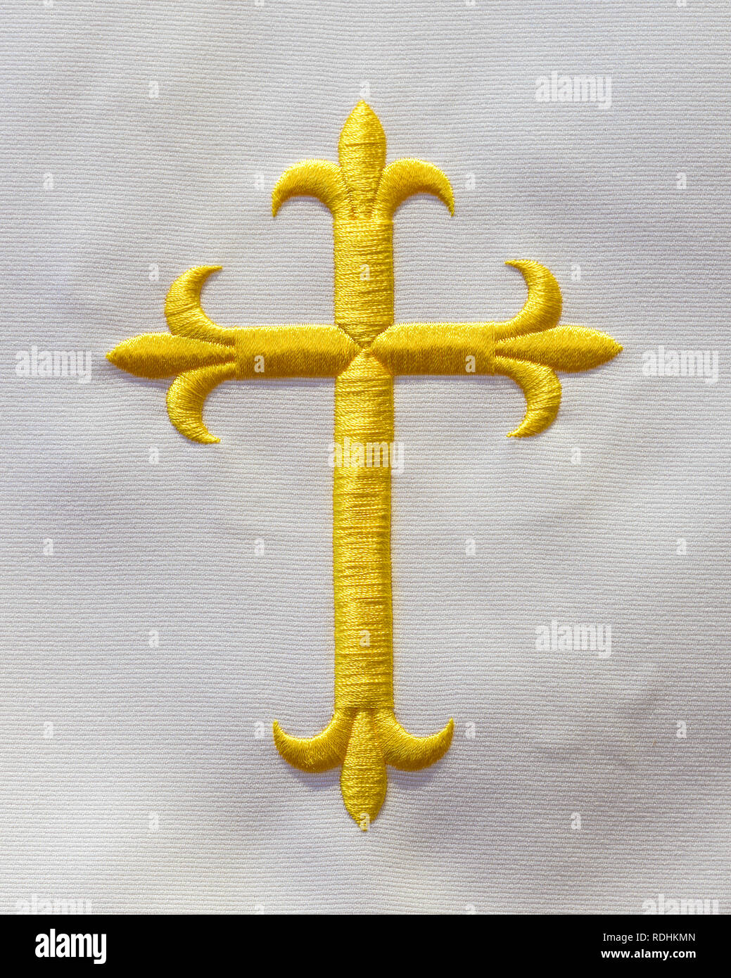 Gelbes Kreuz in strukturierte weißen Stoff in St. Augustine, Florida genäht Stockfoto