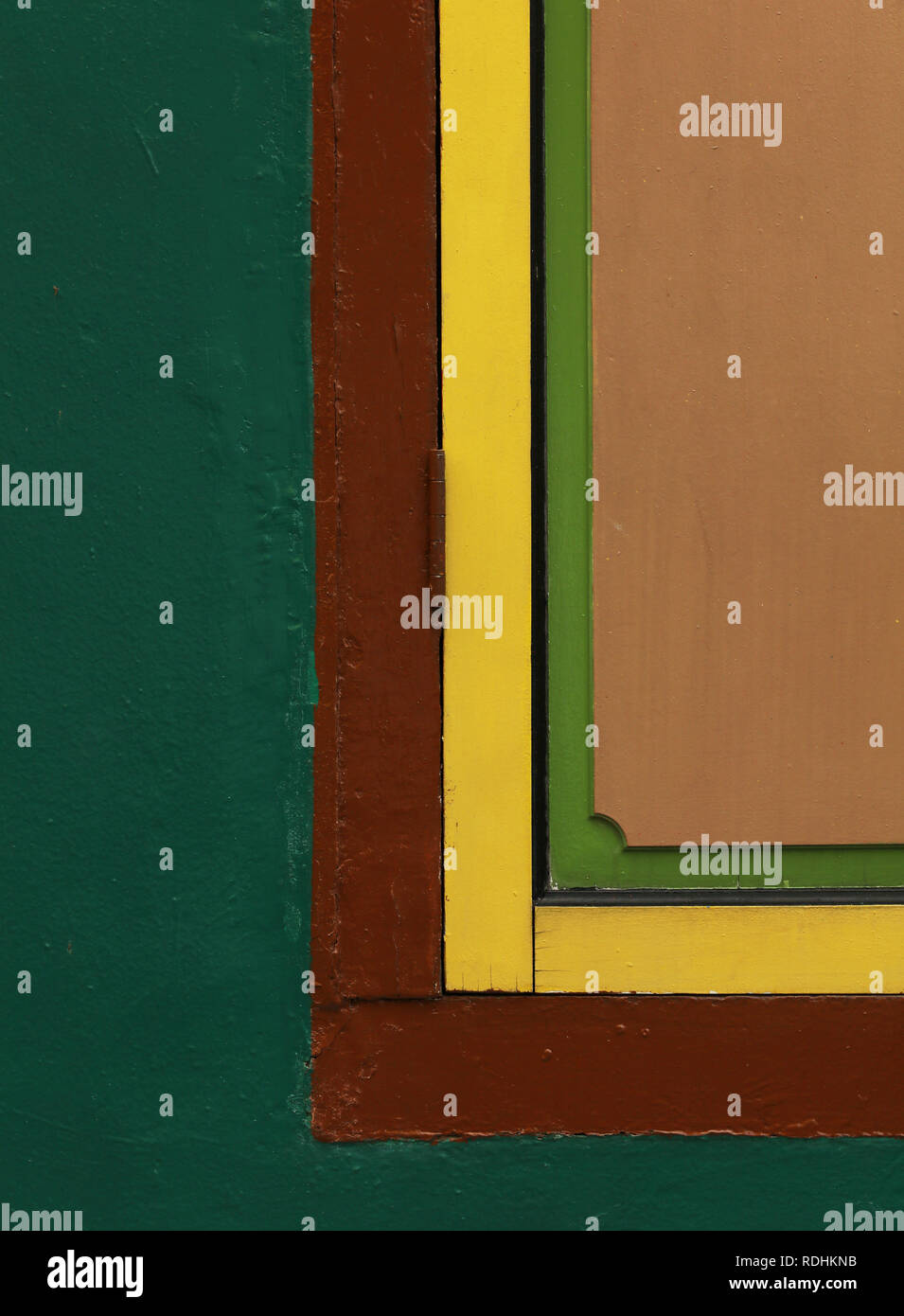 Starke Farben und eine bunte L-Form auf ein traditionelles Haus im Stadtteil Little India, Singapur. Der Bereich wird von vielen Touristen besucht. Stockfoto