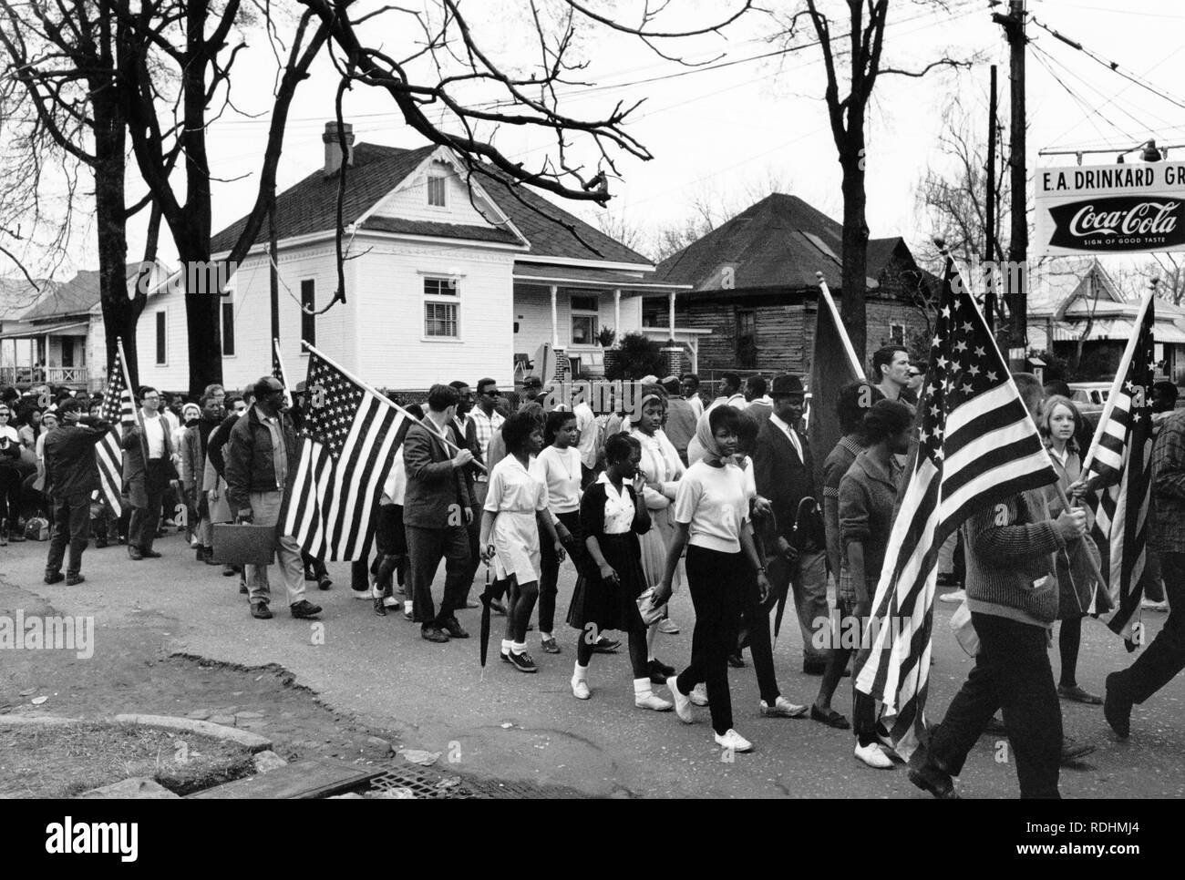 Schwarze und weiße Teilnehmer marschieren im 5-day, 54-mile Bürgerrechte März von Selma nach Montgomery, Alabama, im März 1965. Nach Abschluss der März am 25. März, auf den Stufen des Kapitols in Montgomery, Alabama, Martin Luther King, Jr. sagte: "Es gab nie einen Moment in der amerikanischen Geschichte mehr ehrenhafte und anregender als die Wallfahrt von Geistlichen und Laien jeder Rasse und Glauben gießen in Selma Gefahr an der Seite der in die Kritik geratene Neger zu stellen." Stockfoto