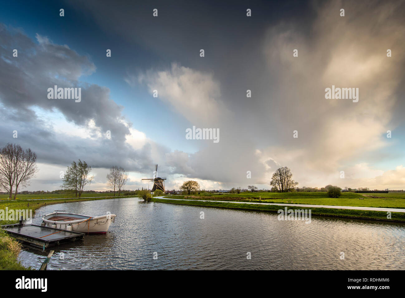 Mühle und Ruderboot in kleinen Fluss namens Het Gein. Driemond, Niederlande. Stockfoto