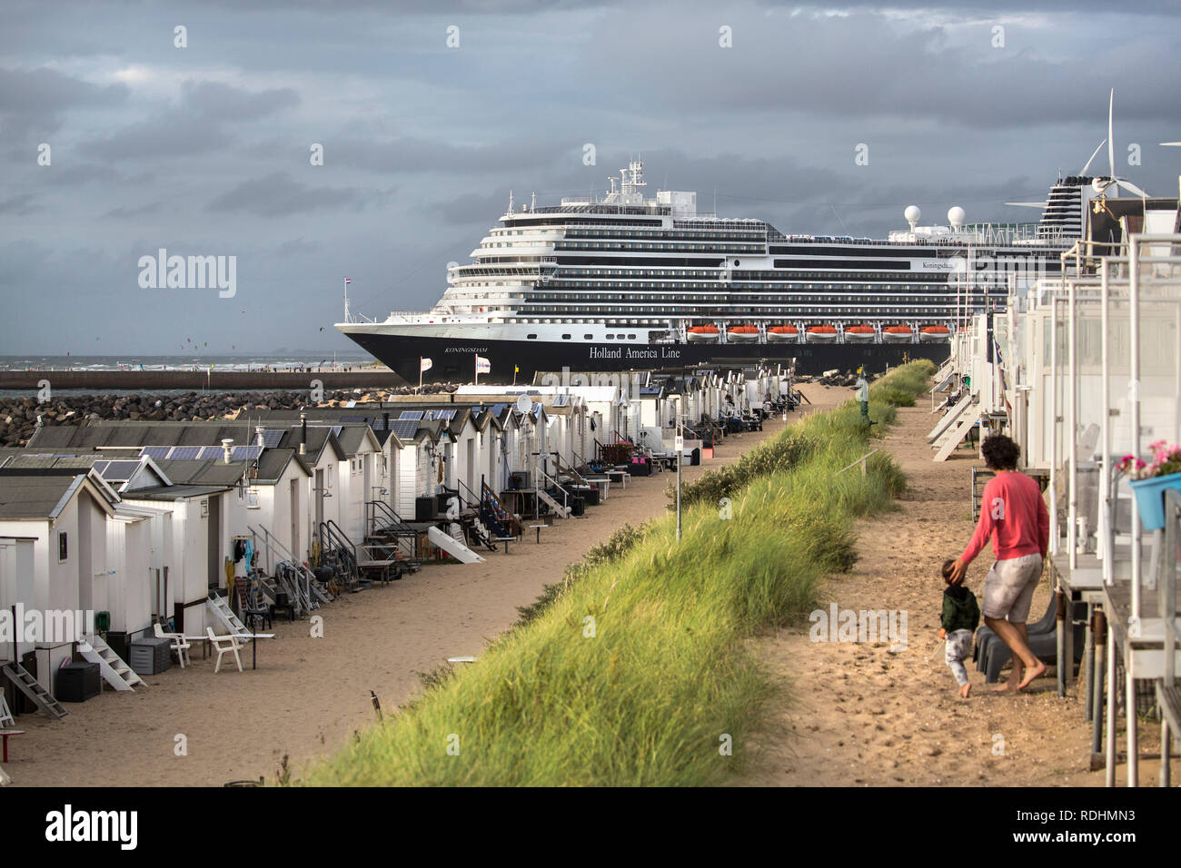 Die Niederlande, IJmuiden, Koningsdam Kreuzfahrtschiff, Holland America Line, Verlassen der Nordsee Kanal. Beach Cabins. Stockfoto
