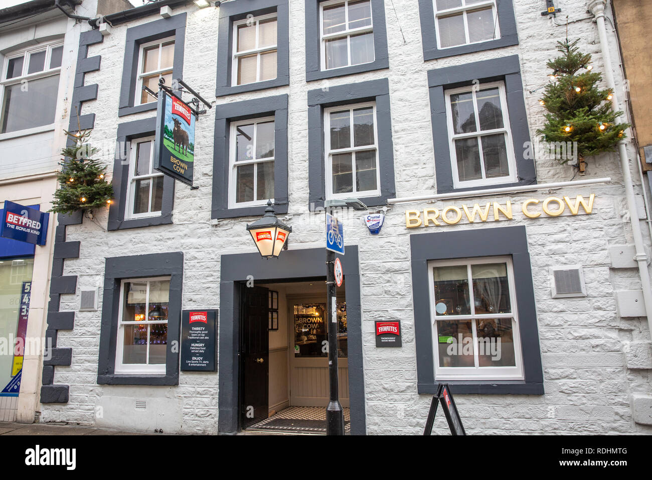 Traditioneller englischer Pub namens die Braune Kuh in der Stadt Lancaster in Lancashire, England Stockfoto