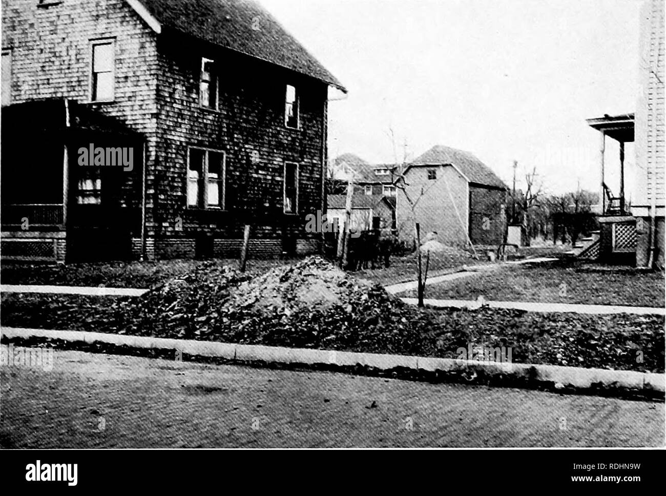 . Design im Gartenbau. Gartenbau. Abbildung 39. Ein kahler TKEATMENT UF EINE KLEINE STADT STBKET. Abbildung 40. Ungepflegte Umgebung. Bitte beachten Sie, dass diese Bilder sind von der gescannten Seite Bilder, die digital für die Lesbarkeit verbessert haben mögen - Färbung und Aussehen dieser Abbildungen können nicht perfekt dem Original ähneln. extrahiert. Root, Ralph Rodney; Kelley, Charles Hayes, b. 1885. New York, das Century Co. Stockfoto