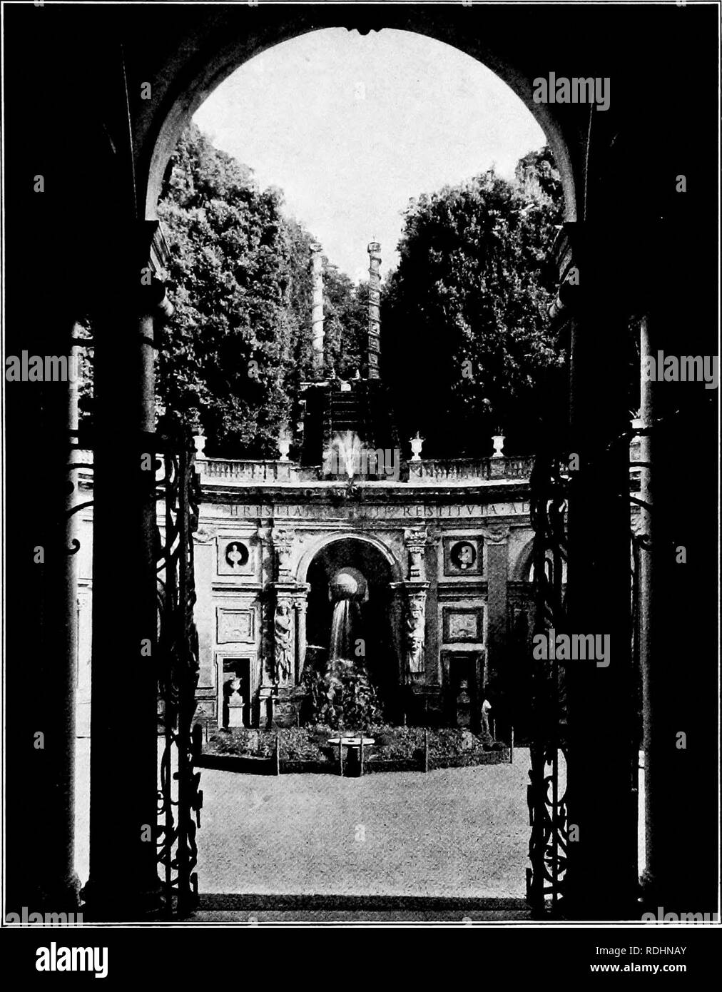 . Design im Gartenbau. Gartenbau. PlGURE Fhotoeraph von Anderson 26. VILLA ALDOBRANDINI, FBASCATI, ITALIEN Eine architektonische enframement einer äußeren Achse zu betonen. Bitte beachten Sie, dass diese Bilder sind von der gescannten Seite Bilder, die digital für die Lesbarkeit verbessert haben mögen - Färbung und Aussehen dieser Abbildungen können nicht perfekt dem Original ähneln. extrahiert. Root, Ralph Rodney; Kelley, Charles Hayes, b. 1885. New York, das Century Co. Stockfoto