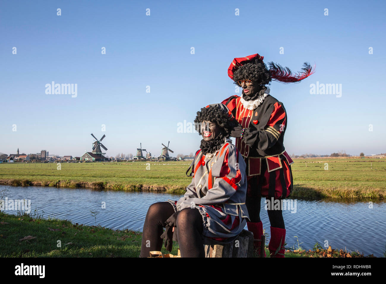 Niederlande, "Zaanse Schans" in Zaandam, Open air touristische Attraktion mit Windmühlen und historischen Häusern. Festival der Sinterklaas am 5. Dezember. Stockfoto